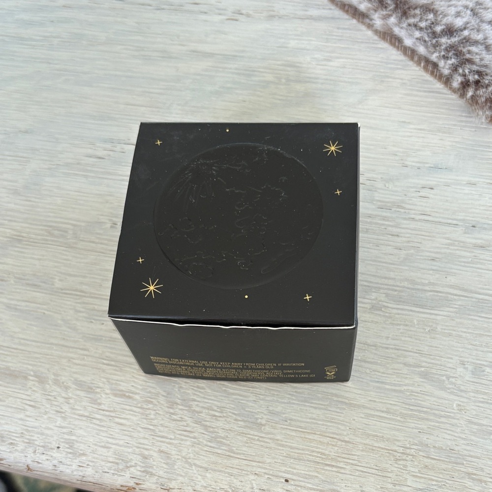 Lunaversal translucent setting powder